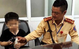 Bé trai 4 tuổi bị lạc mẹ giữa phố đông người ở Hà Nội