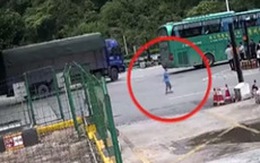 Bố mẹ bỏ quên con trai 9 tuổi ở trạm xăng