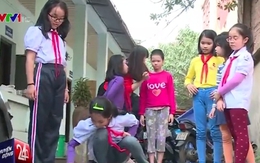 Bé gái 11 tuổi bị mẹ không cho đi học được đưa vào trung tâm bảo trợ xã hội đã nói chuyện nhiều hơn