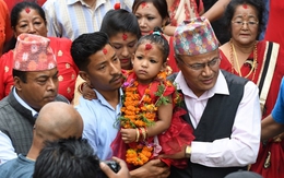 Bé gái 3 tuổi trở thành "nữ thần sống" ở Nepal