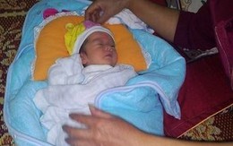 Bé gái trong thùng mì tôm và lời nhắn nhờ nuôi của người mẹ trước khi bỏ đi