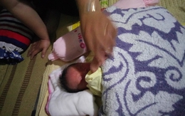 Bé trai còn nguyên dây rốn bị bỏ rơi trong vườn nhà dân