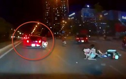 Bị tạt đầu, ô tô ép té xe máy kẹp 3 trẻ trâu Hà Nội không mũ bảo hiểm