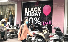 Ồ ạt giảm giá 50%: Ùn ùn ra phố, tranh nhau mua hàng