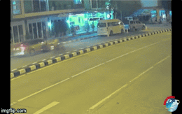 Phát hiện chồng chở bồ nhí, vợ quyết bám cửa xe và cái kết khiến nhiều người phẫn nộ