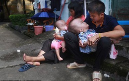 Vợ bỏ đi, người chồng đau đớn ôm hai con mắc bệnh nặng khó cứu chữa