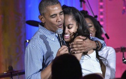 Cựu tổng thống Obama khóc sụt sịt khi tiễn con gái vào đại học