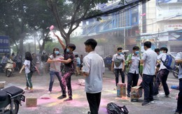 Học sinh lớp 12 ở Sài Gòn ném bột màu vào trường ngày chia tay