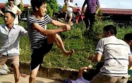Cả nhà hàng xóm xông ra chém, đánh tàn nhẫn vợ chồng lớn tuổi