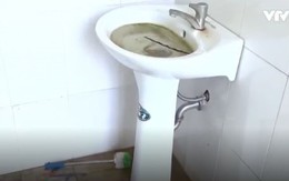 Học sinh không dám đi tiểu ở trường vì nhà vệ sinh quá bẩn