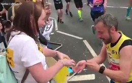 Người đàn ông cầu hôn bạn gái trên đường chạy marathon