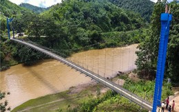 Cây cầu treo “chở con chữ” giúp người dân thôn nghèo Yên Bái