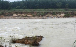 Cầu treo gãy đôi, học sinh rơi xuống sông mất tích
