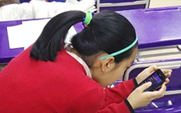 Cô bé hỏng cổ vĩnh viễn vì thói quen 'cắm mặt' vào điện thoại