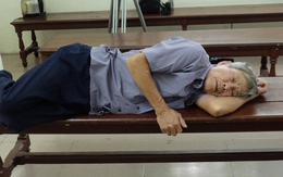 Cha của bé gái 3 tuổi bị đối tượng 79 tuổi hiếp dâm: "Ông ấy tỏ ra kiệt sức ở tòa nhưng về nhà vẫn đi lại phăng phăng"