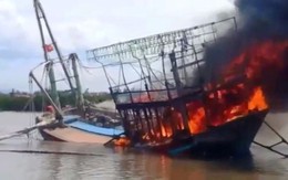 Nghệ An: Tàu đánh cá của ngư dân bất ngờ cháy rụi