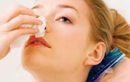 Mẹo nhỏ giúp máu cam ngừng chảy hiệu quả