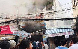 Cháy ở quận 7, chủ nhà kêu gào nhờ cảnh sát vào cứu con