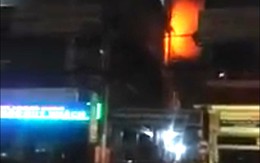 Cháy nhà 4 tầng, dân hốt hoảng tháo chạy