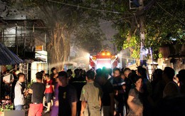Hàng loạt căn nhà dọc kênh Đôi ở Sài Gòn bốc cháy giữa đêm