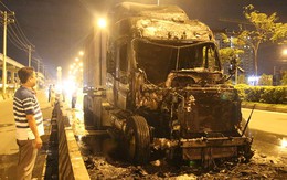 Tài xế bung cửa thoát khỏi xe đầu kéo cháy ngùn ngụt trên xa lộ Hà Nội