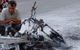 Một phụ nữ suýt thành 'ngọn đuốc' khi xe máy cháy trơ khung