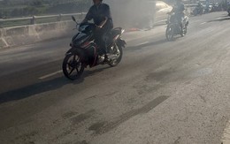 Ô tô chở 2 trẻ em đang chạy trên cầu bất ngờ bốc cháy