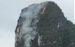 Dãy núi đá giữa vịnh Hạ Long bất ngờ bốc cháy