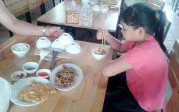 Cho con đi biển, bố xách theo mì tôm, rau cải để ăn vì không có tiền