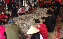 Choáng trước tiền công đức trải đầy sàn nhà, người nhà đền xếp cả ngày không hết
