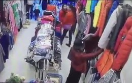 "Chôm" quần áo hàng hiệu về bán trên vỉa hè, bà cụ bị các shop ở Hà Nội kéo đến đòi lại đồ