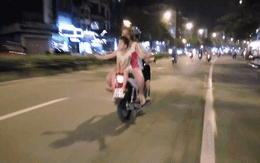 Clip giật mình: Hai đứa trẻ ngồi ngược sau yên xe máy đang phóng vun vút trên đường phố Hà Nội