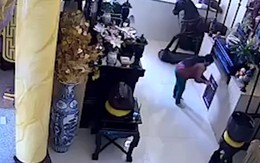 Vào chùa thắp nhang, người phụ nữ tiện tay trộm luôn tiền công đức