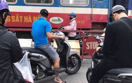 Hành động của cô gái khiến cả phố bức xúc 'nín thở' theo dõi