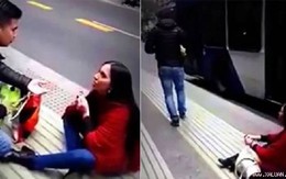 Cô gái xinh đẹp bị bỏ rơi sau màn cầu hôn bạn trai giữa phố