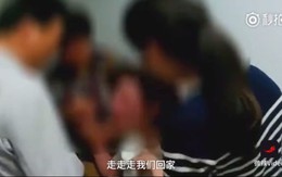 Cô gái trẻ điên cuồng tự cởi quần áo giữa chốn đông người vì một lý do ngớ ngẩn