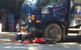 Đứng mua hàng tại tiệm tạp hóa, cô gái 20 tuổi bị xe tải tông nguy kịch