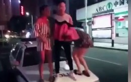 4 cô gái say rượu nhảy múa trên nóc xe cảnh sát