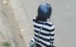 Cô gái xuống xe, quỳ gối xin lỗi giữa đường Hà Nội