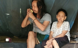 Kỳ lạ: Con trai tâm thần lên cơn, mẹ già hát ru là ngừng đập phá