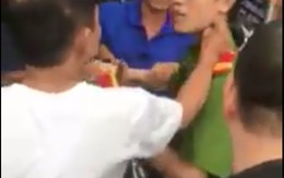 Dân bao vây, tát thanh niên mặc sắc phục giống cảnh sát
