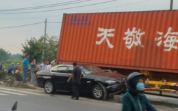 Container mất lái kéo lê ô tô hơn 30 mét, 3 người trên xe hoảng loạn kêu cứu