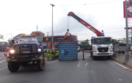 Container rơi xuống đường trúng ô tô 7 chỗ