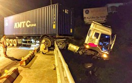 Container treo lơ lửng trên cầu, tài xế thoát chết