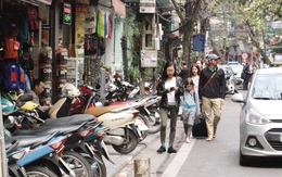 Quận Hoàn Kiếm (Hà Nội) ngày đầu ra quân dọn vỉa hè:  Gửi xe máy mất… 20.000 đồng/lượt