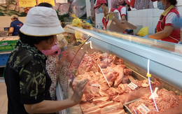 Thịt lợn 27.000 đồng/kg không rõ nguồn gốc: Muốn bao nhiêu cũng có!