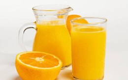 Vì sao không nên uống nước cam để lâu?