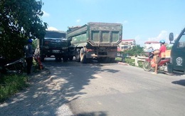 Hà Nội: Dân nín thở vì cầu yếu oằn mình gánh xe quá tải