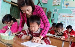 Xúc động nét chữ của cậu học trò không có bàn tay phải