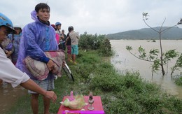 Tìm thấy người vợ bị nước xiết cuốn ngay trước mắt chồng